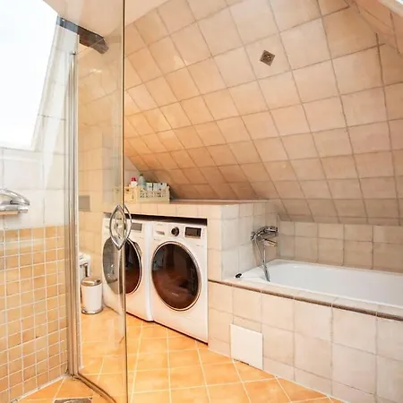 New! Modern Floor In Historic Area! Apartment