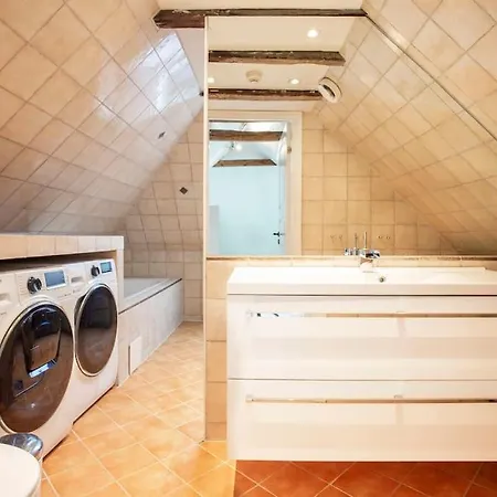 New! Modern Floor In Historic Area! Apartment Bergen
