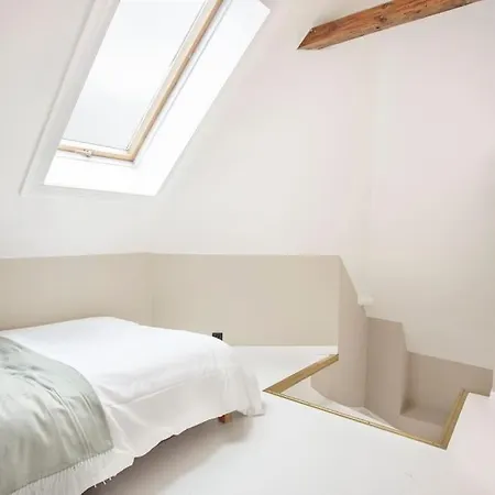 New! Modern Floor In Historic Area!